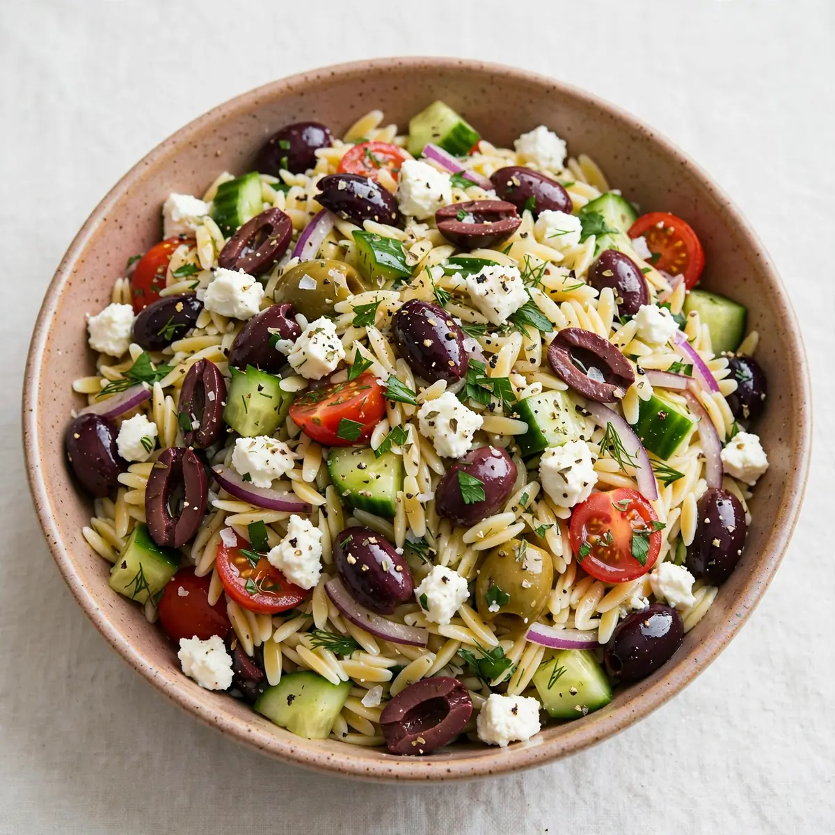 Budget Meal Prep: Mediterraner Orzo-Salat mit Feta